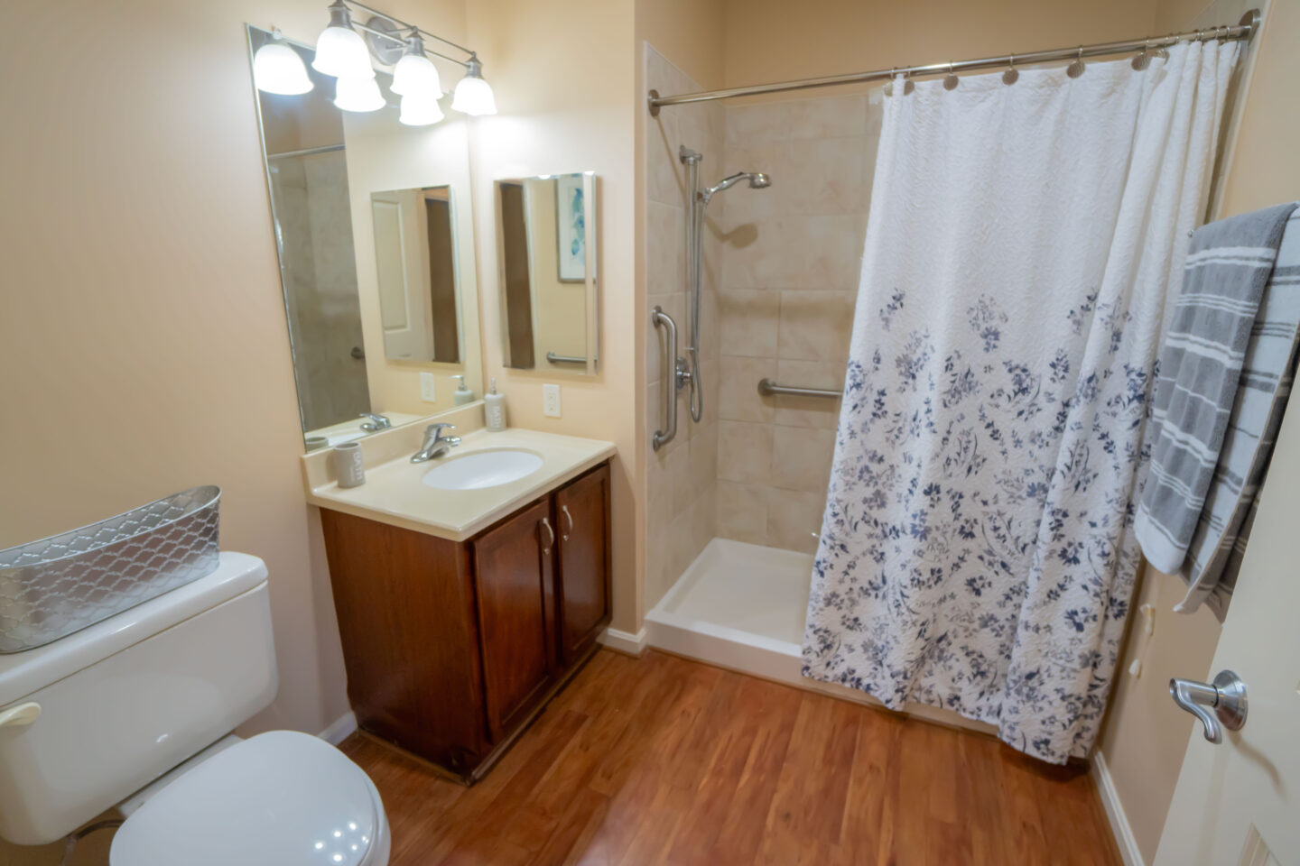 1 BR IL Apt- Bathroom